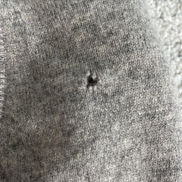 Cashmere sweater (damaged) - Picture 2 of 5